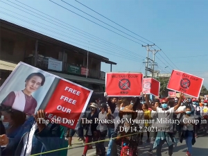В Мьянме десятки тысяч жителей вышли на улицы  протестовать против  военного переворота